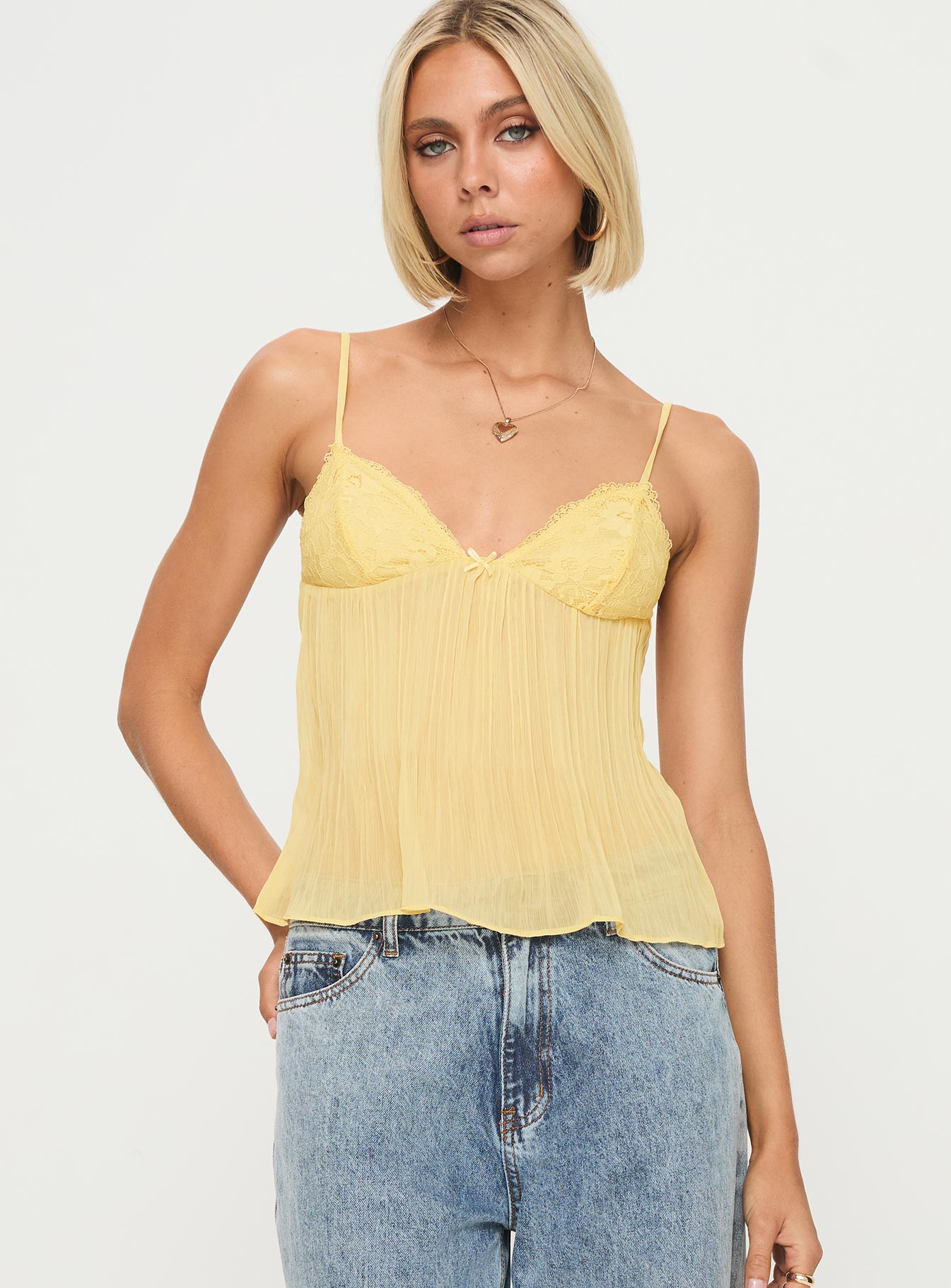 Plissé top met kant – luchtige zomerse top met dunne bandjes en elegante details.