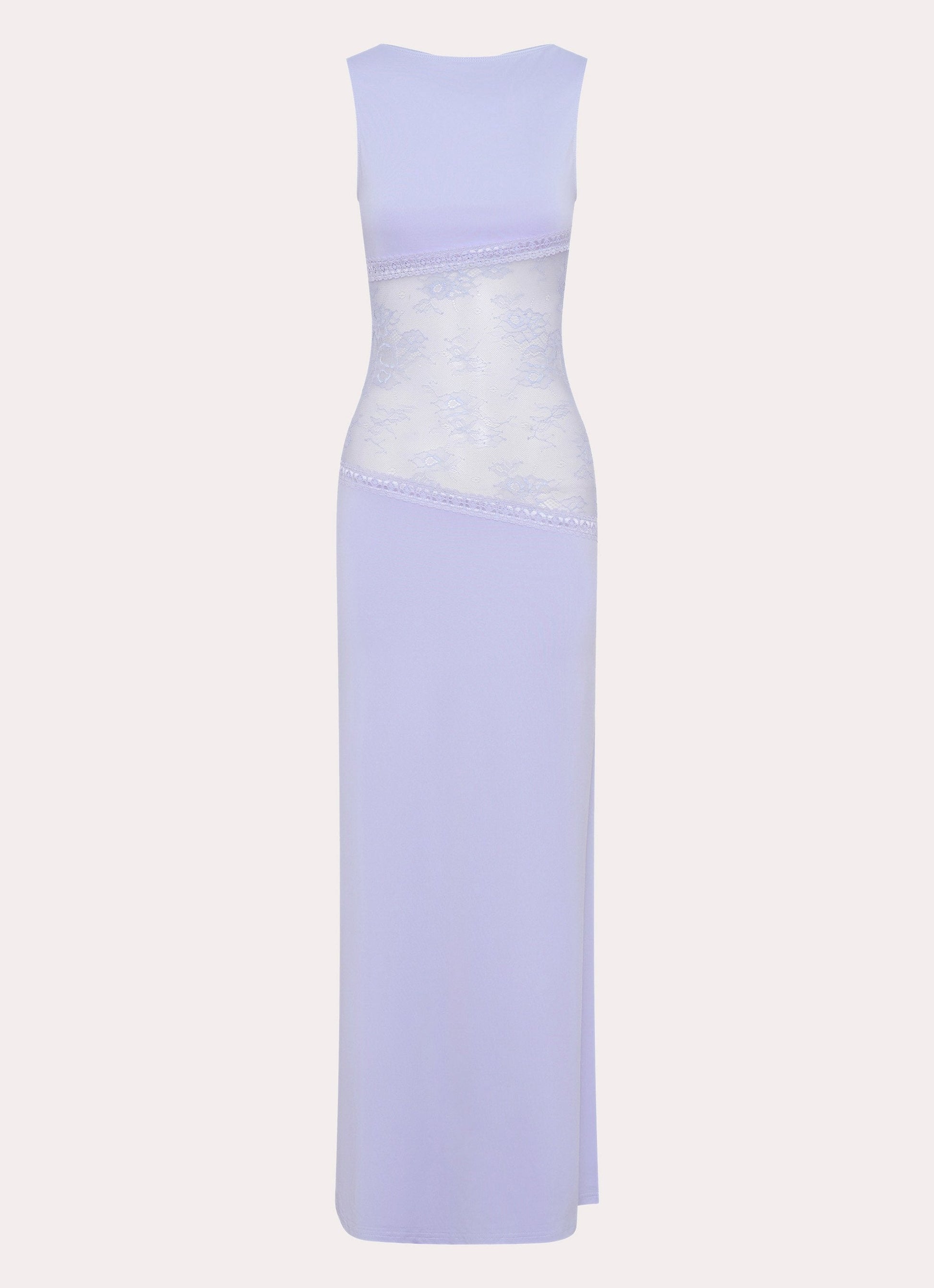 Model draagt een lila maxi-jurk met kanten inzetstuk rond de taille – elegante en moderne avondjurk in een verfijnd ontwerp.