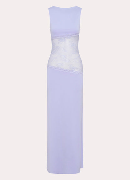 Model draagt een lila maxi-jurk met kanten inzetstuk rond de taille – elegante en moderne avondjurk in een verfijnd ontwerp.