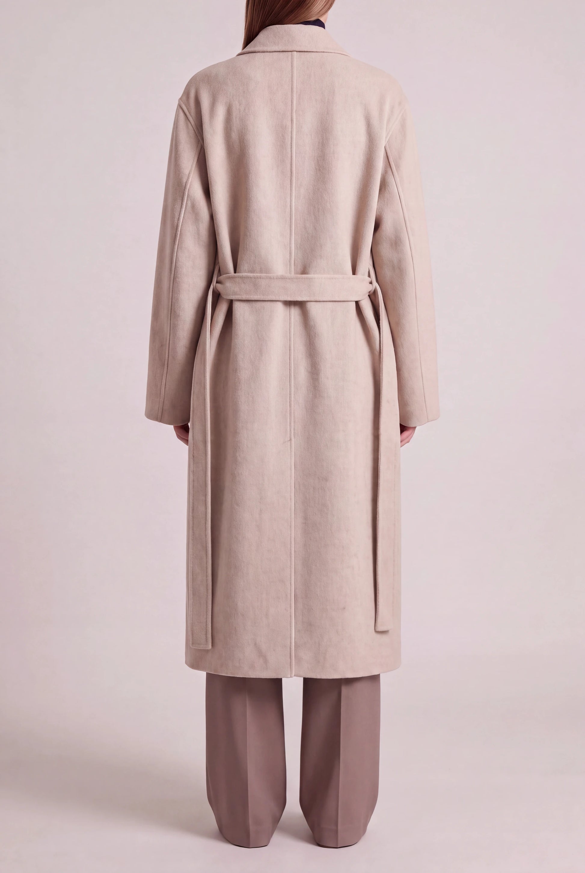 ORABEL lange winterjas voor dames in beige - achteraanzicht met losse ceintuur over de rug