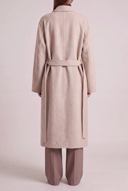 ORABEL lange winterjas voor dames in beige - achteraanzicht met losse ceintuur over de rug