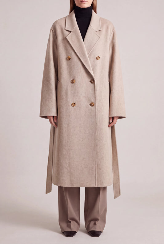 ORABEL lange winterjas voor dames in beige - vooraanzicht met losse ceintuur langs de heupen