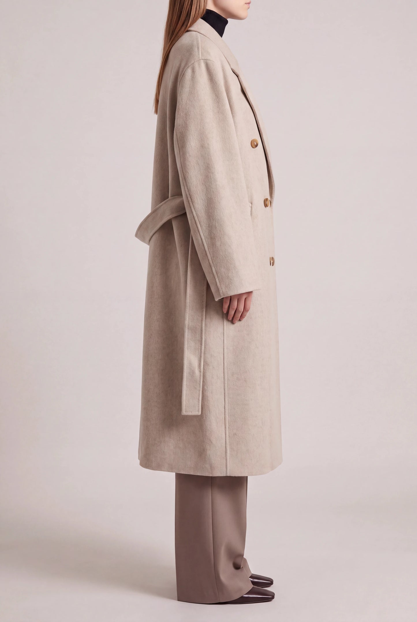 ORABEL lange winterjas voor dames in beige - zijaanzicht met mid-calf lengte en omgeslagen manchet
