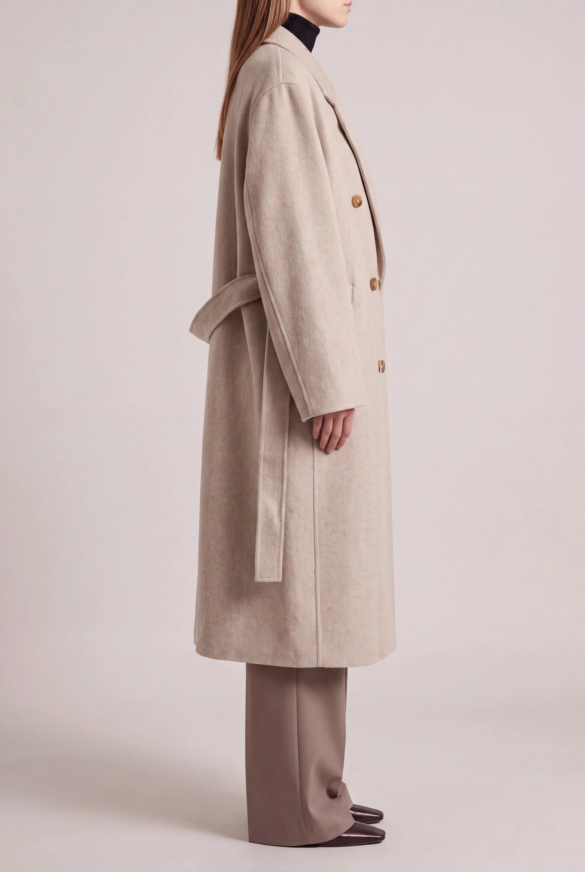 ORABEL lange winterjas voor dames in beige - zijaanzicht met mid-calf lengte en omgeslagen manchet