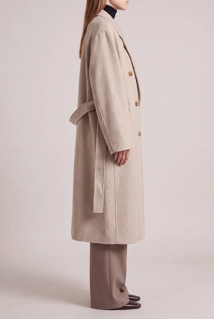 ORABEL lange winterjas voor dames in beige - zijaanzicht met mid-calf lengte en omgeslagen manchet