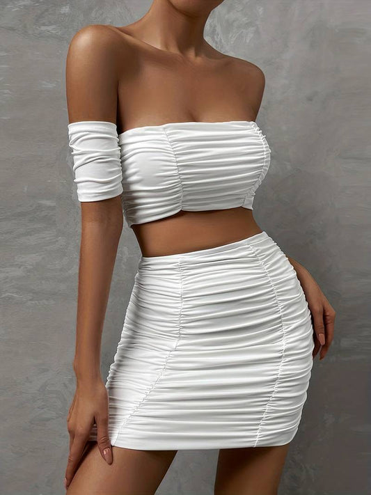 Off-shoulder ruches-top en bijpassende mini-rok set
