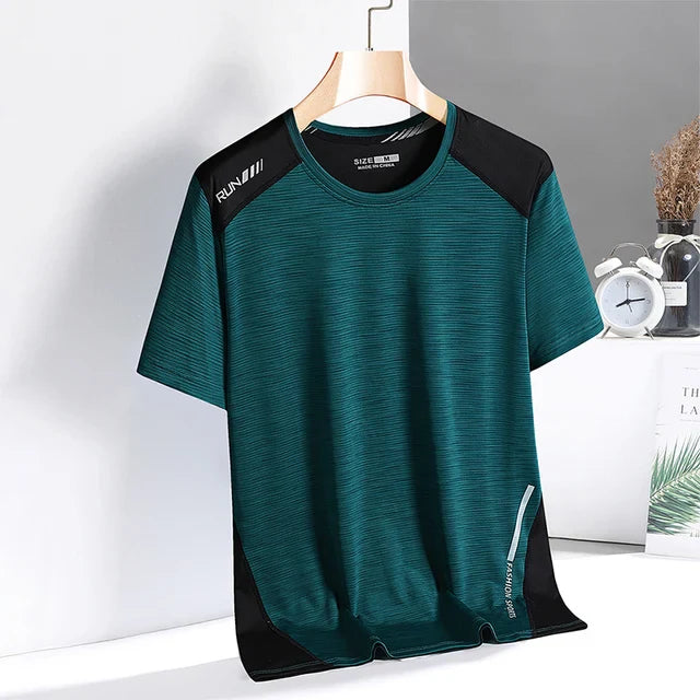 Zwart PowerFit Sport T-shirt voor heren – sneldrogend en ademend fitnessshirt met reflecterende details, ideaal voor hardlopen, fitness en intensieve trainingen.