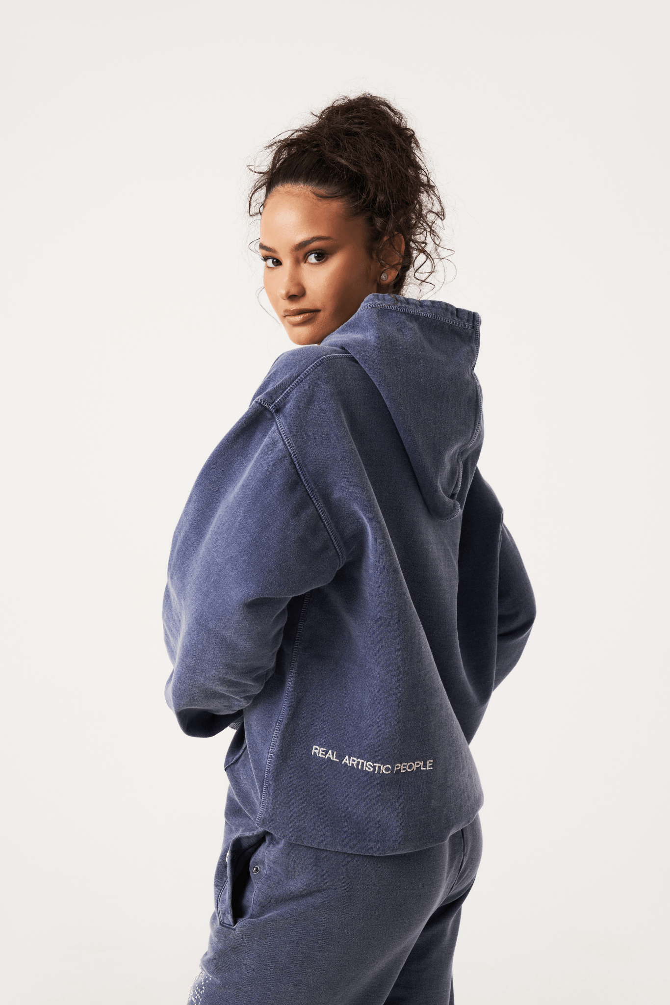 Statement hoodie met "For The Culture" opdruk, casual streetwear, unisex hoodie, comfortabele katoenen hoodie met relaxte pasvorm en kangoeroezak.