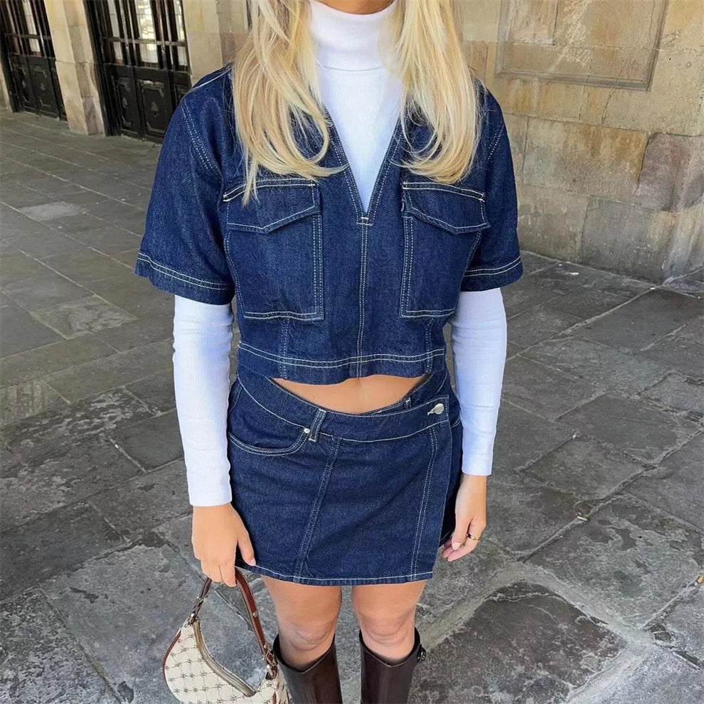 Trendy dames denim set in donkerblauw – zomerse co-ord top en asymmetrische rok