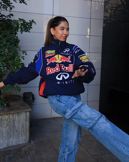 Retro F1 Racing Jacket met authentieke patches en sportieve uitstraling, perfect voor streetwear en casual looks