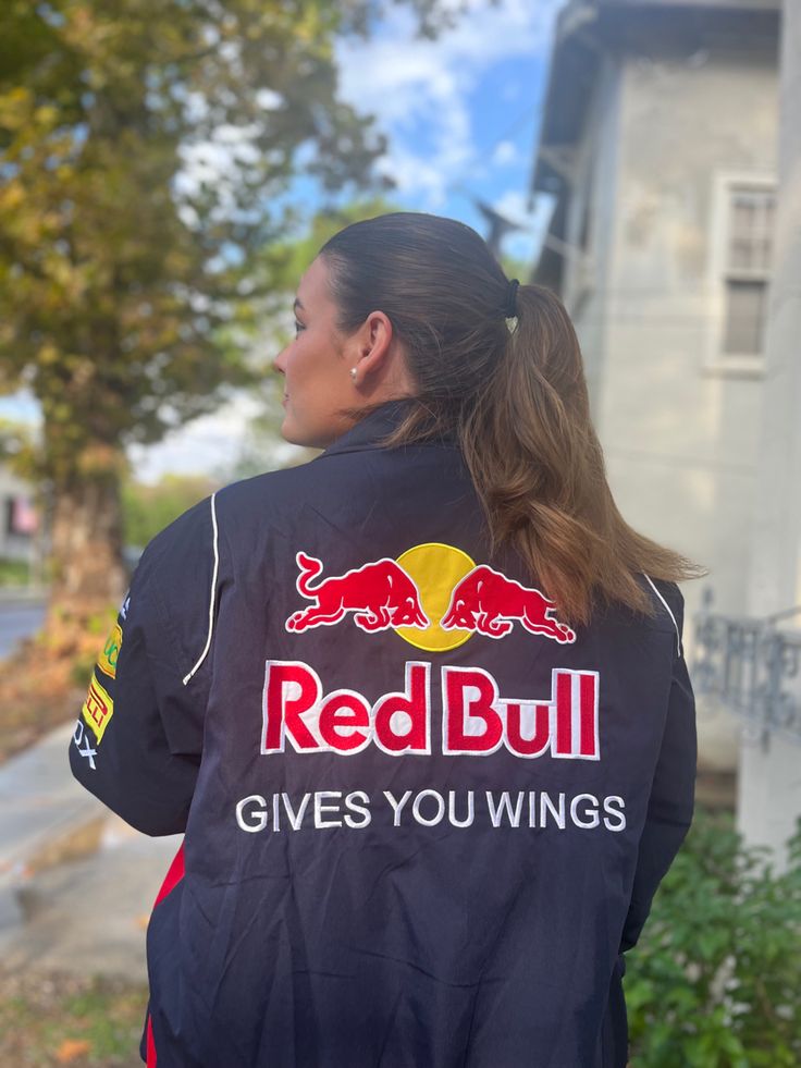 Retro F1 Racing Jacket met authentieke patches en sportieve uitstraling, perfect voor streetwear en casual looks