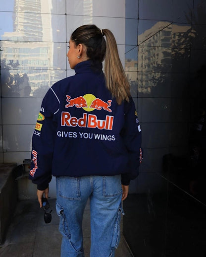 Retro F1 Racing Jacket met authentieke patches en sportieve uitstraling, perfect voor streetwear en casual looks