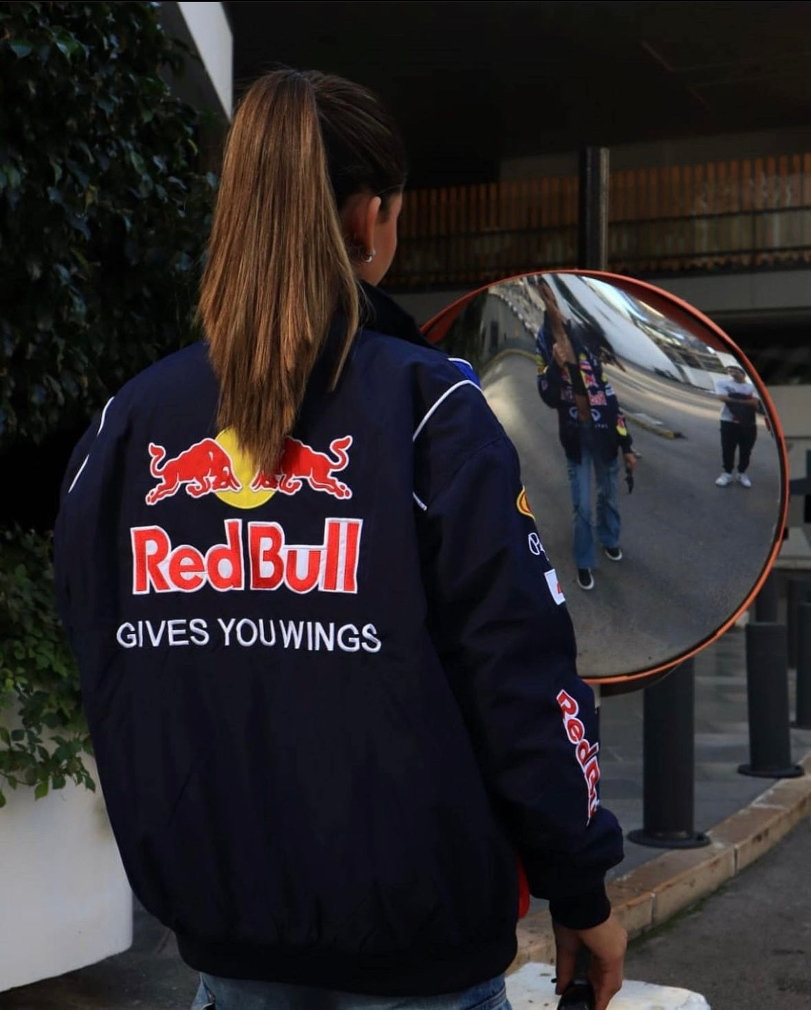 Retro F1 Racing Jacket met authentieke patches en sportieve uitstraling, perfect voor streetwear en casual looks