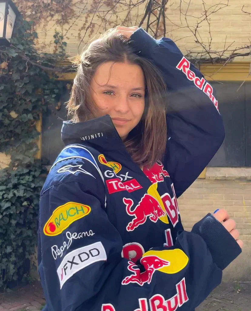 Retro F1 Racing Jacket met authentieke patches en sportieve uitstraling, perfect voor streetwear en casual looks