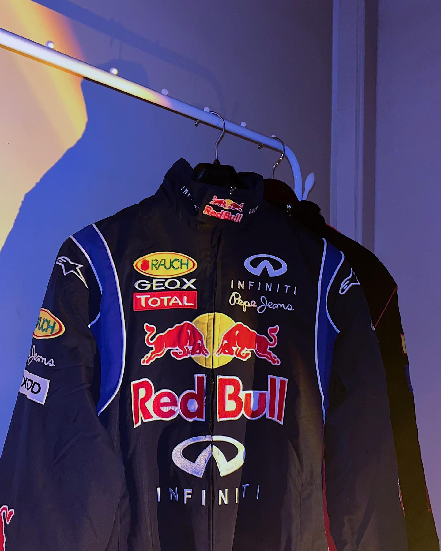 Retro F1 Racing Jacket met authentieke patches en sportieve uitstraling, perfect voor streetwear en casual looks