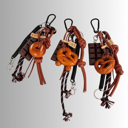 Unieke sleutelhanger dames met chocolade en broodje – speelse accessoire met karabijnhaak