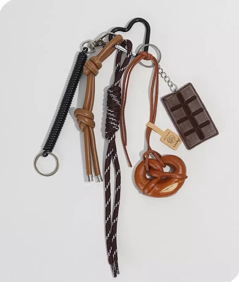 Unieke sleutelhanger dames met chocolade en broodje – speelse accessoire met karabijnhaak