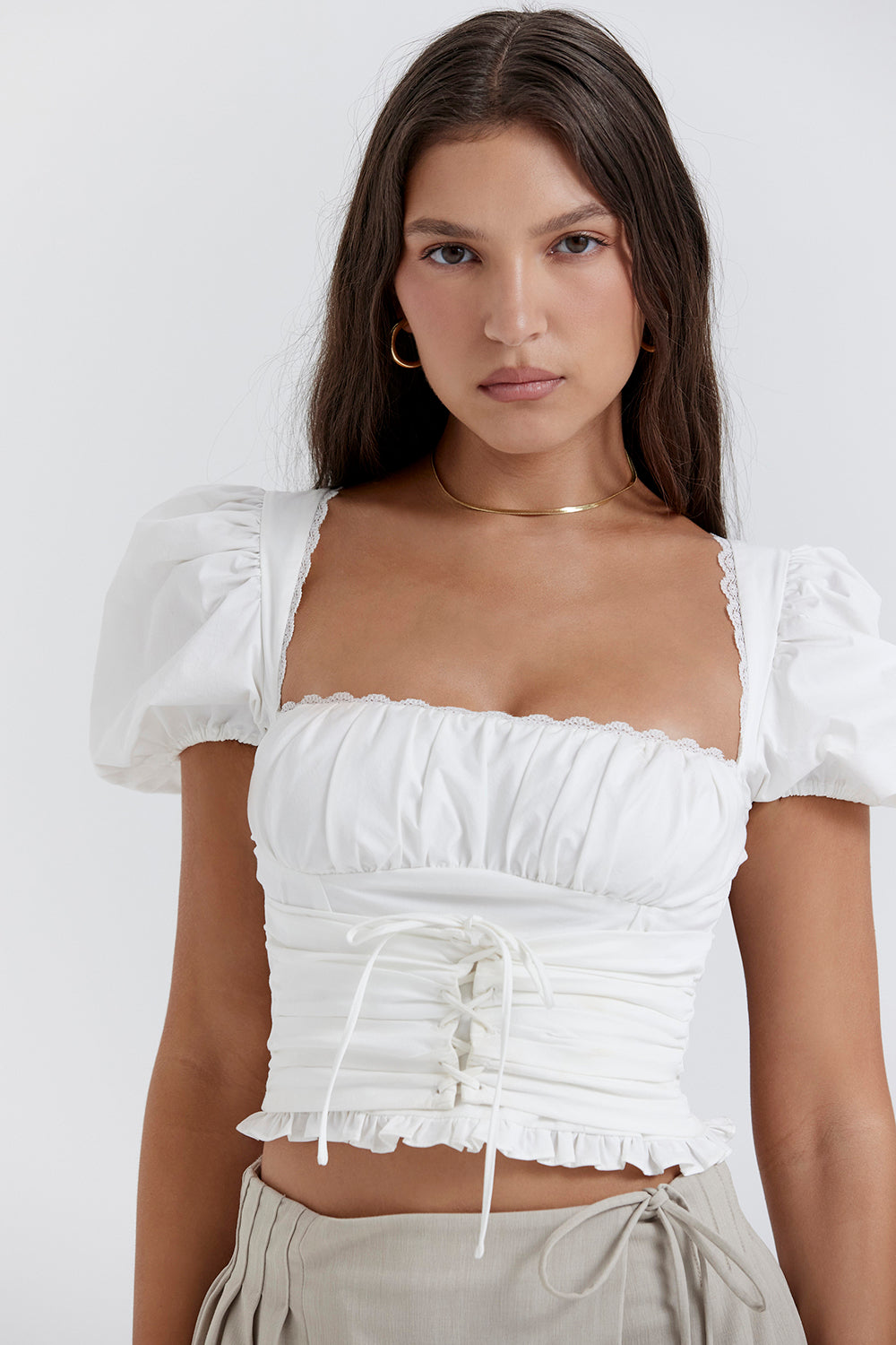 Witte geplooide crop top met beige overslag minirok