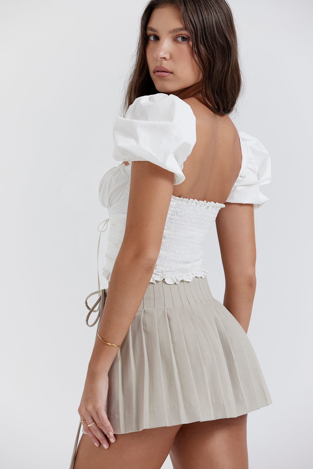 Witte geplooide crop top met beige overslag minirok