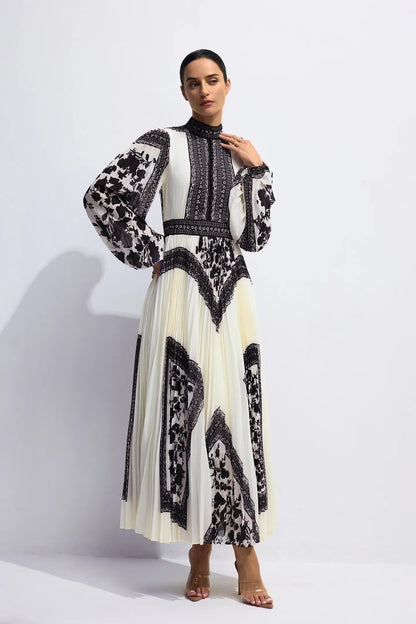 Avondjurk | Hoge Hals met Plissé Rok & Chique Silhouet