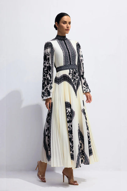 Avondjurk | Hoge Hals met Plissé Rok & Chique Silhouet