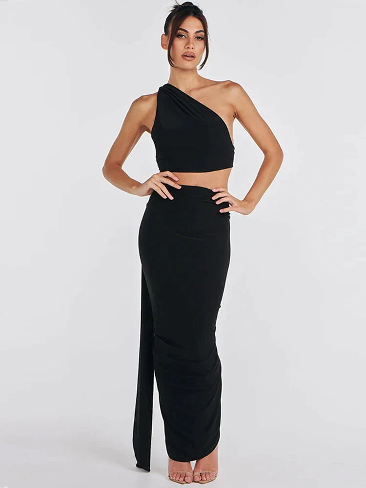Zwarte asymmetrische crop top en maxi-rok set